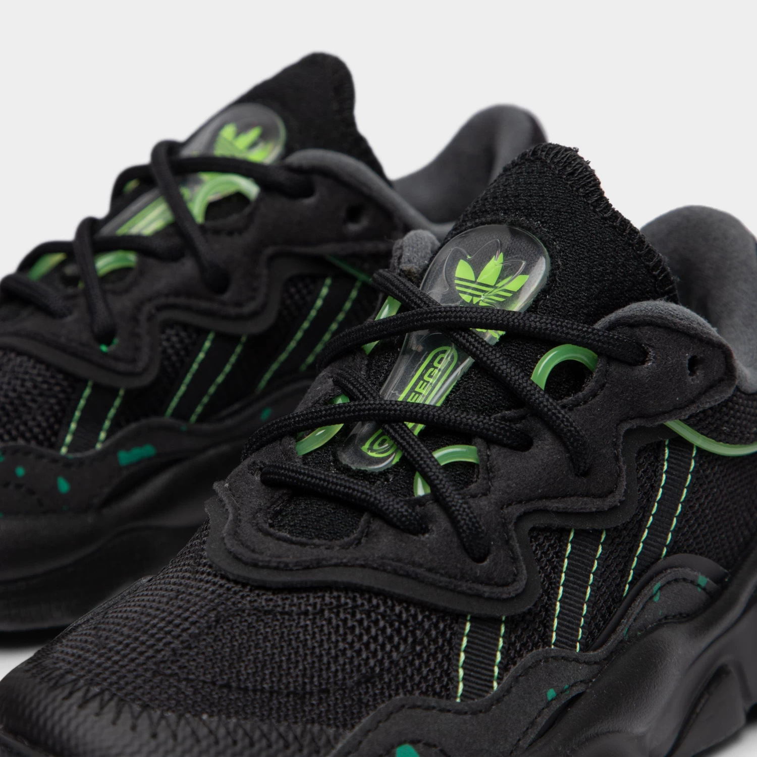 Adidas Originals Children's Ozweego Core Black / Core Black - Solar Green 5 Adidas Originals Children's Ozweego Core Black / Core Black - Solar Green - Image 3